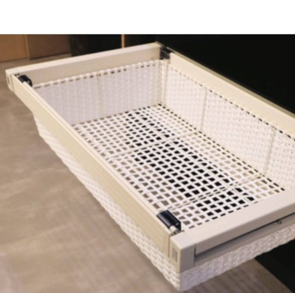 سبد حصیری ریلی داخل کمد لباس رنگ سفید فانتونی